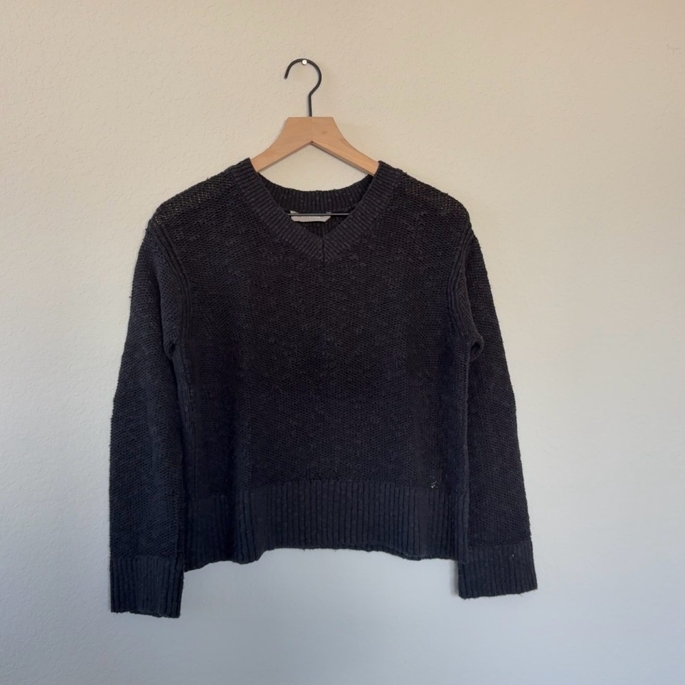 Everlane Women's Black V-neck Sweater